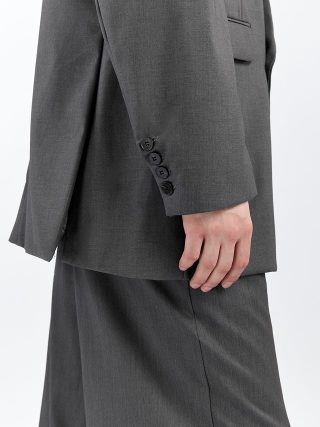 Двубортный пиджак с акцентными плечами и лацканами