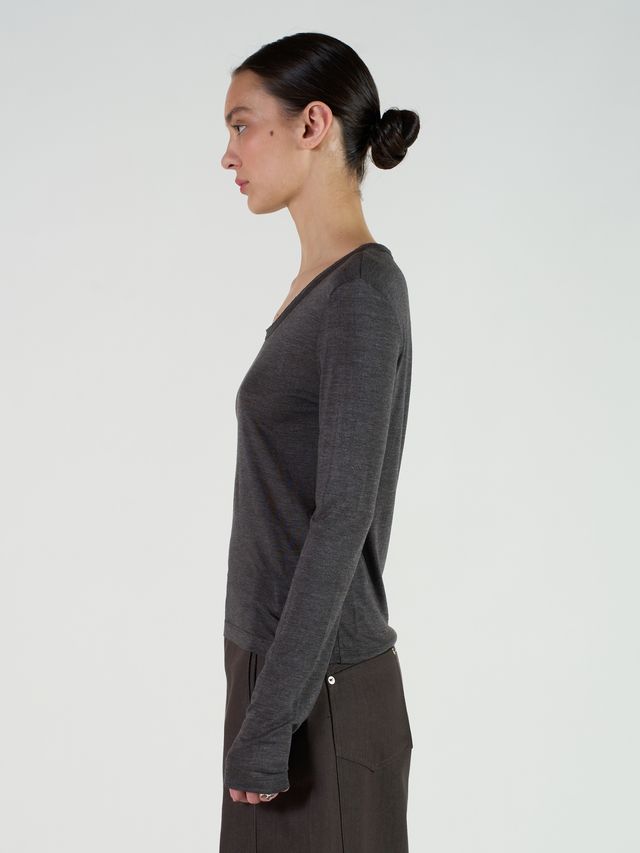 Лонгслив с глубоким вырезом