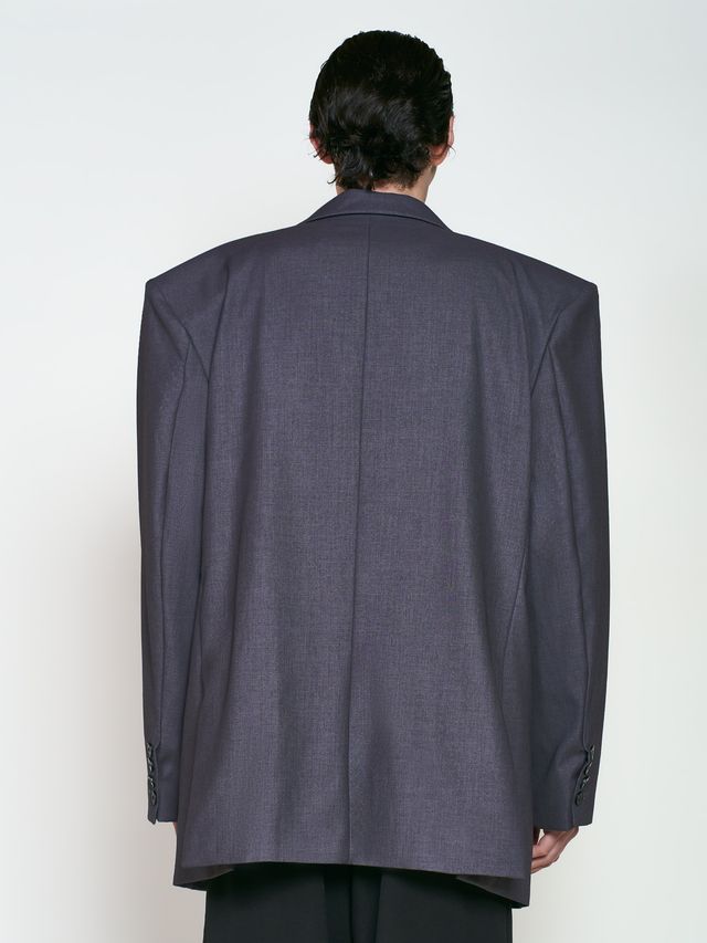 Двубортный пиджак с акцентными плечами и лацканами