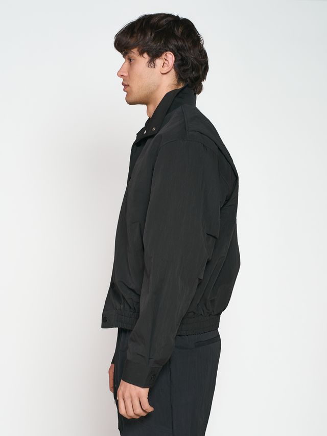 Ветровка из жатой ткани с воротником-стойкой