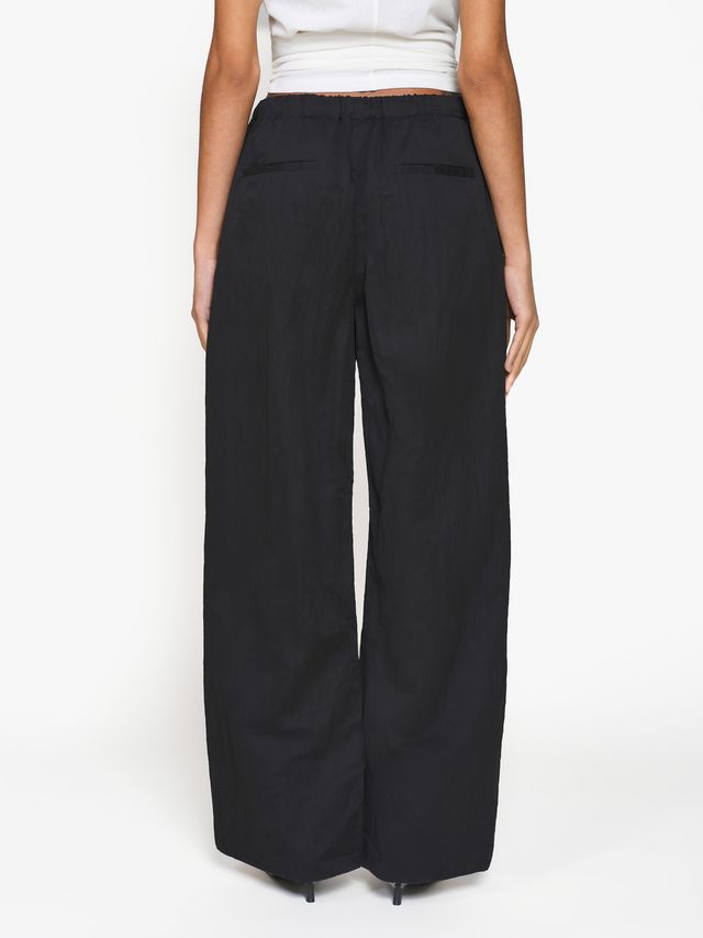 Брюки из жатой ткани с драпировкой