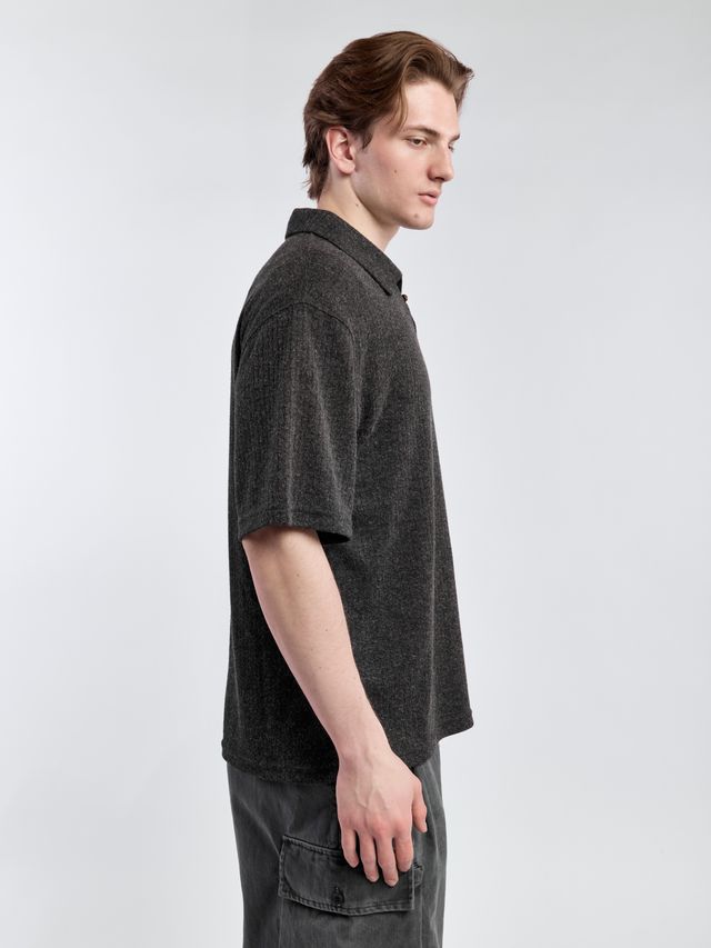 Поло с акцентной пуговицей