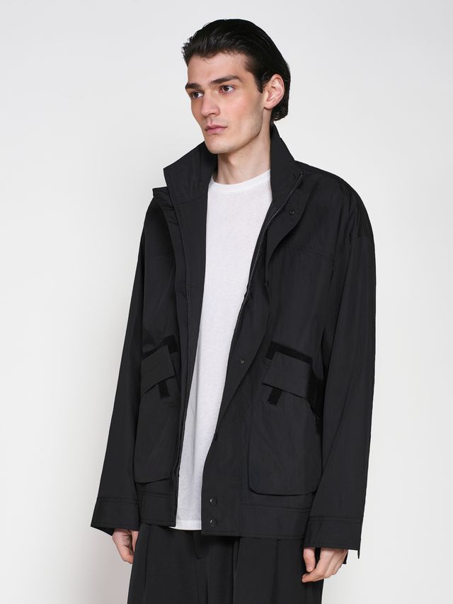 Легкая куртка с воротом стойка