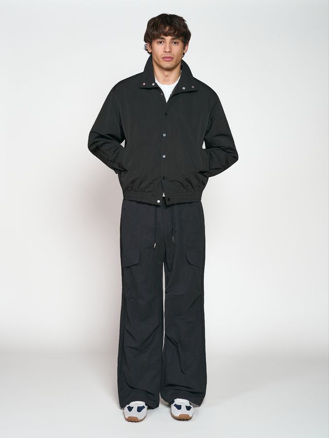 Ветровка из жатой ткани с воротником-стойкой