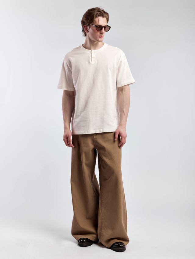 Футболка из фактурной ткани с пуговицами