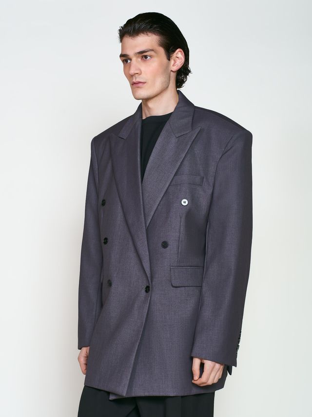 Двубортный пиджак с акцентными плечами и лацканами