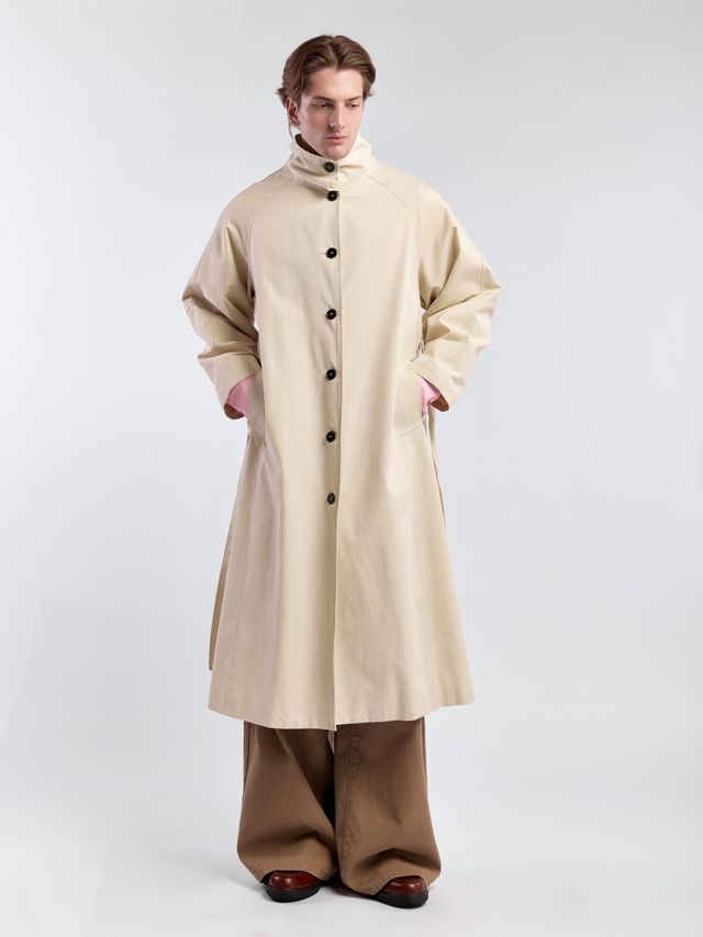 Плащ с высоким воротником и контрастными пуговицами