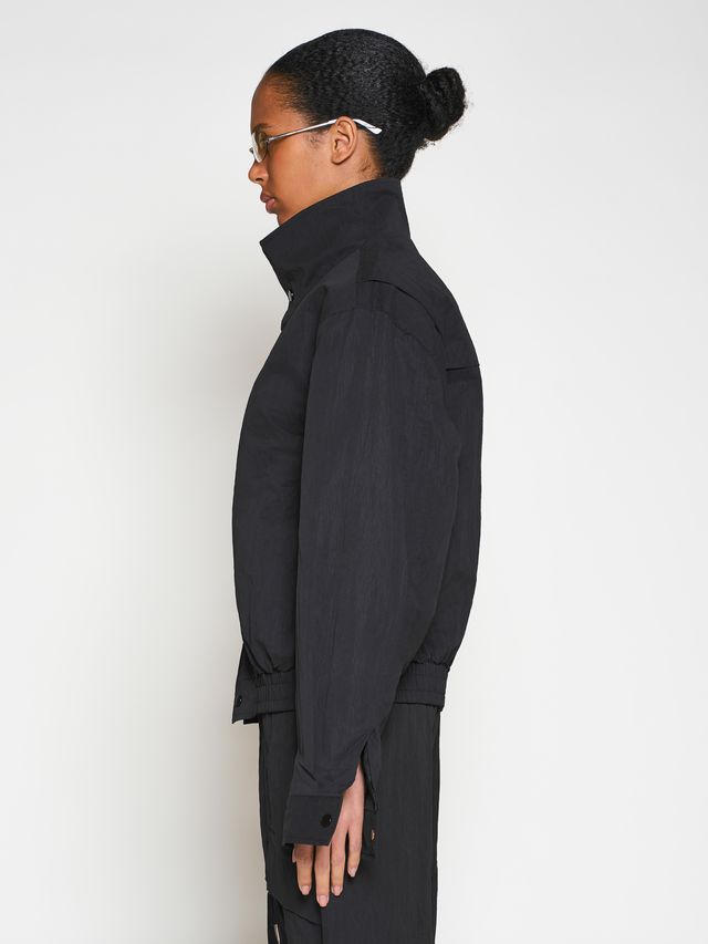 Ветровка из жатой ткани с воротником-стойкой