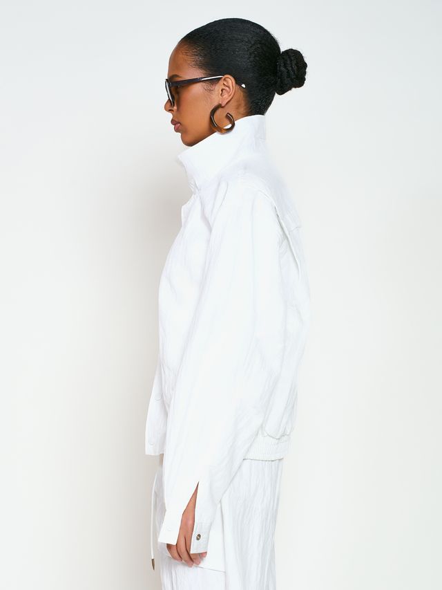 Ветровка из жатой ткани с воротником-стойкой