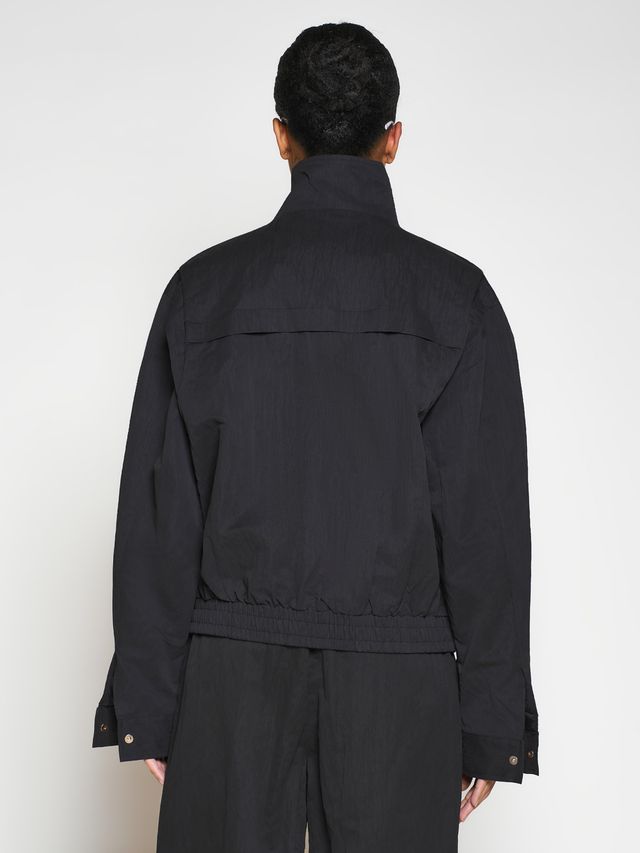 Ветровка из жатой ткани с воротником-стойкой