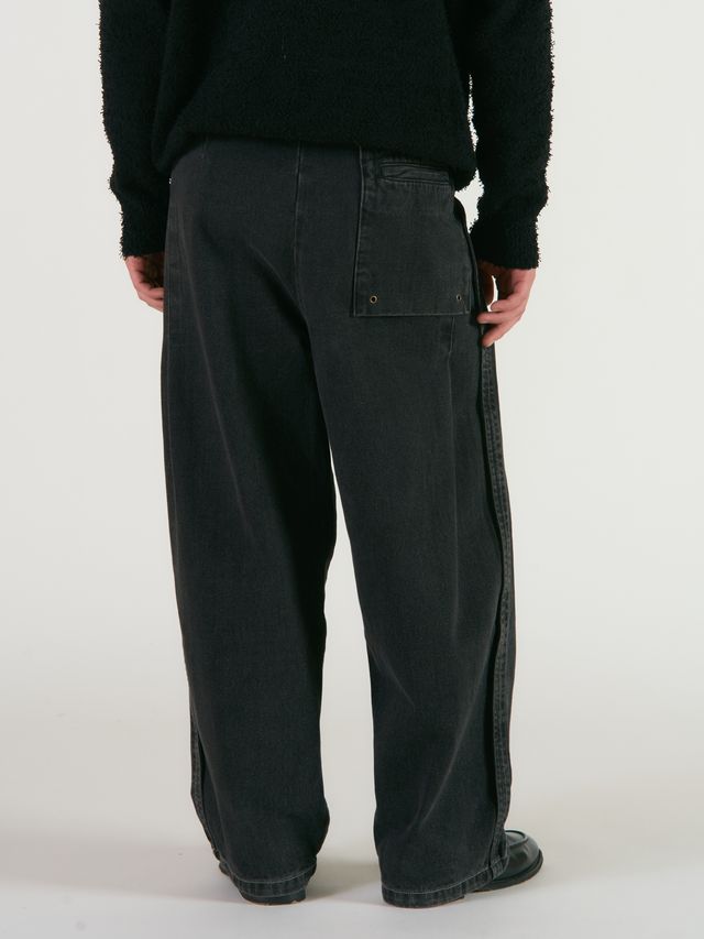 Джинсы брючного кроя