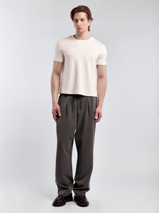 Классические зауженные брюки на резинке