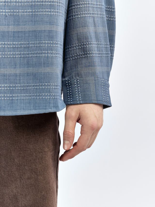 Рубашка из фактурной ткани под джинсу