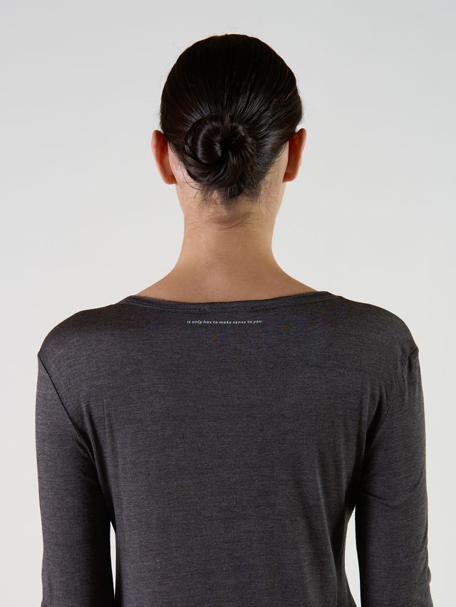 Лонгслив с глубоким вырезом