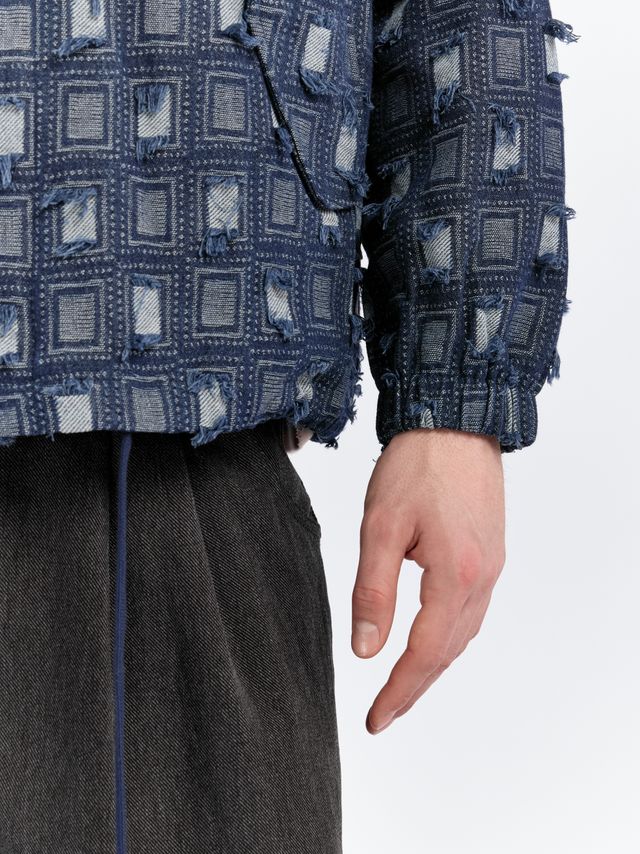 Джинсовый бомбер из фактурной ткани