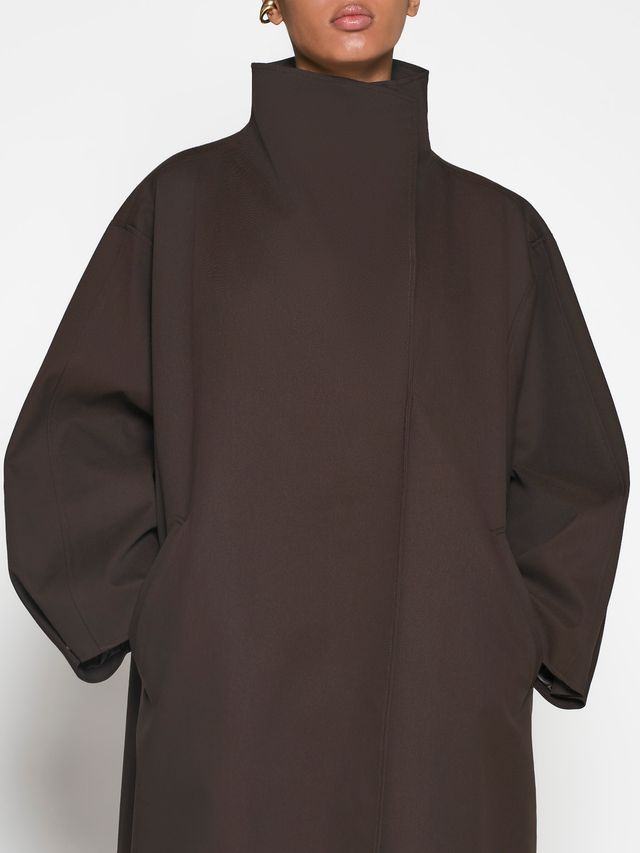 Плащ О-силуэта с высоким воротом