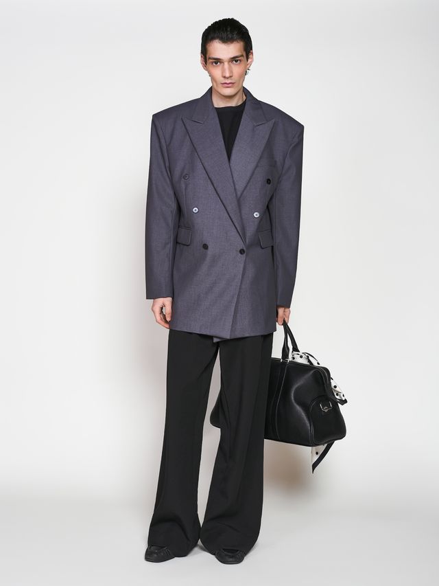 Двубортный пиджак с акцентными плечами и лацканами