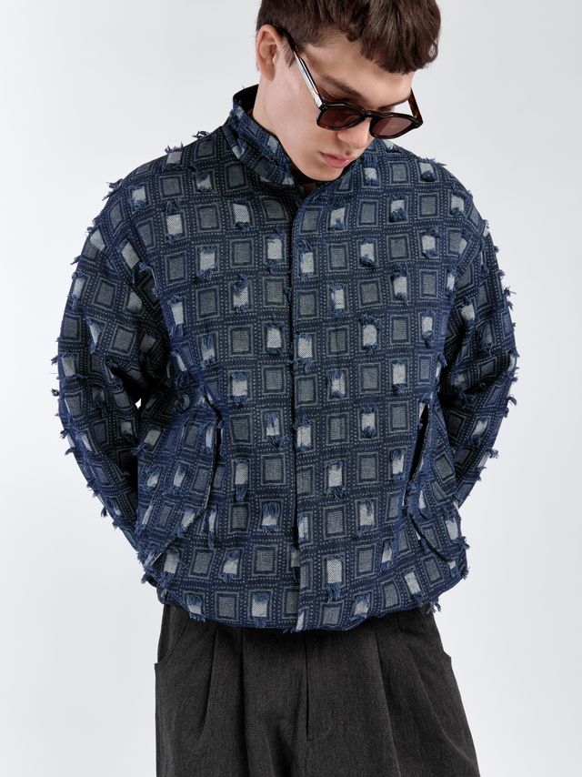 Джинсовый бомбер из фактурной ткани