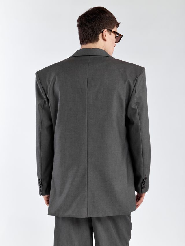 Двубортный пиджак с акцентными плечами и лацканами