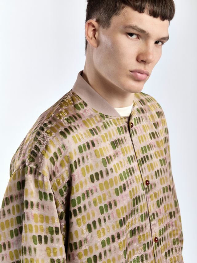 Бомбер из атласа с цветочным принтом