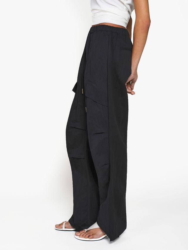 Брюки из жатой ткани с драпировкой