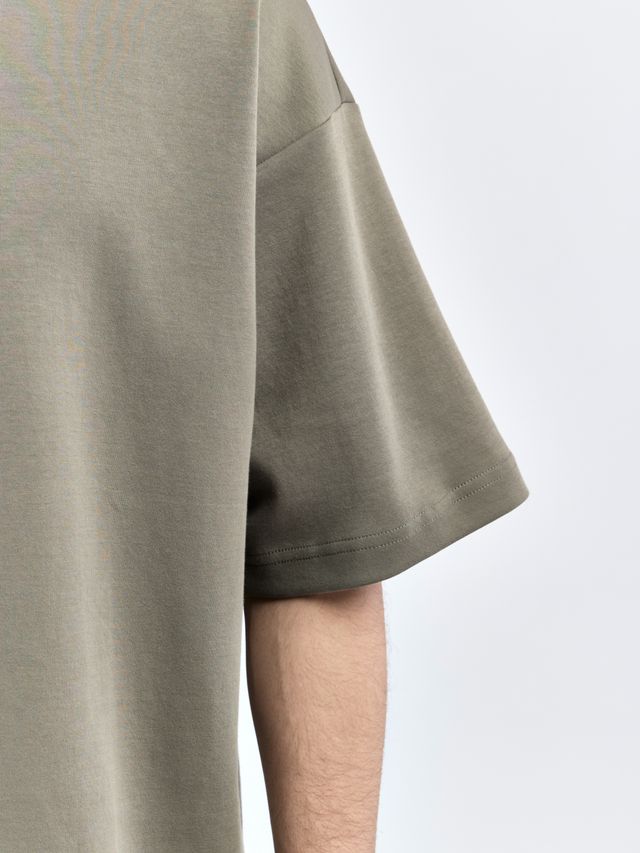 Футболка с вышивкой из камней