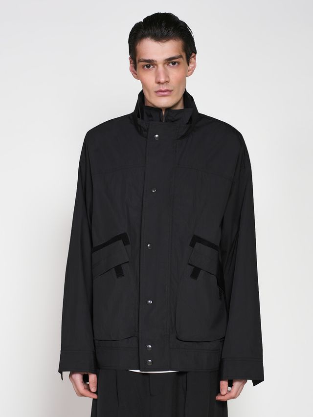 Легкая куртка с воротом стойка