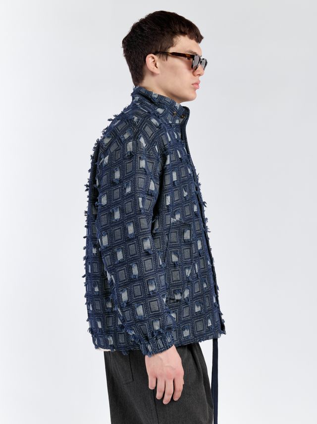 Джинсовый бомбер из фактурной ткани