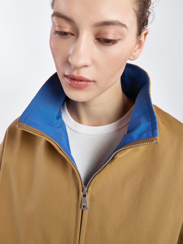 Куртка с воротником-стойкой укороченного кроя