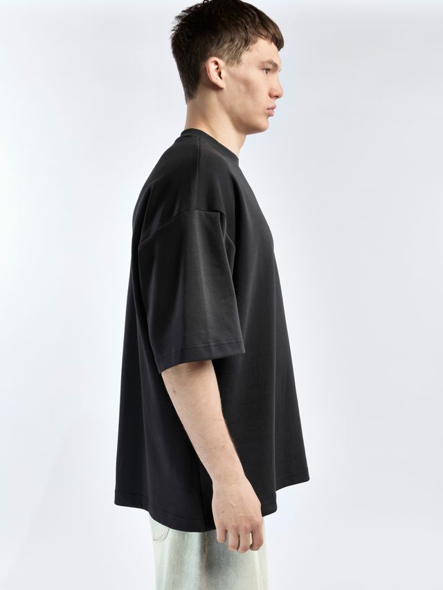 Футболка с вышивкой из камней