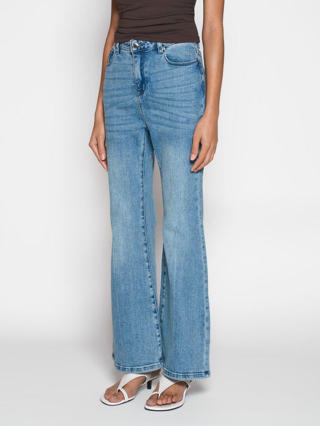 Джинсы клеш облегающего кроя