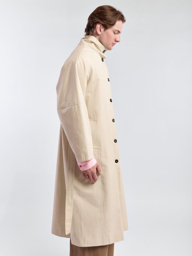 Плащ с высоким воротником и контрастными пуговицами