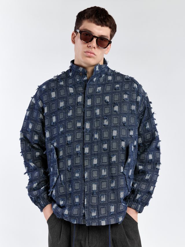 Джинсовый бомбер из фактурной ткани