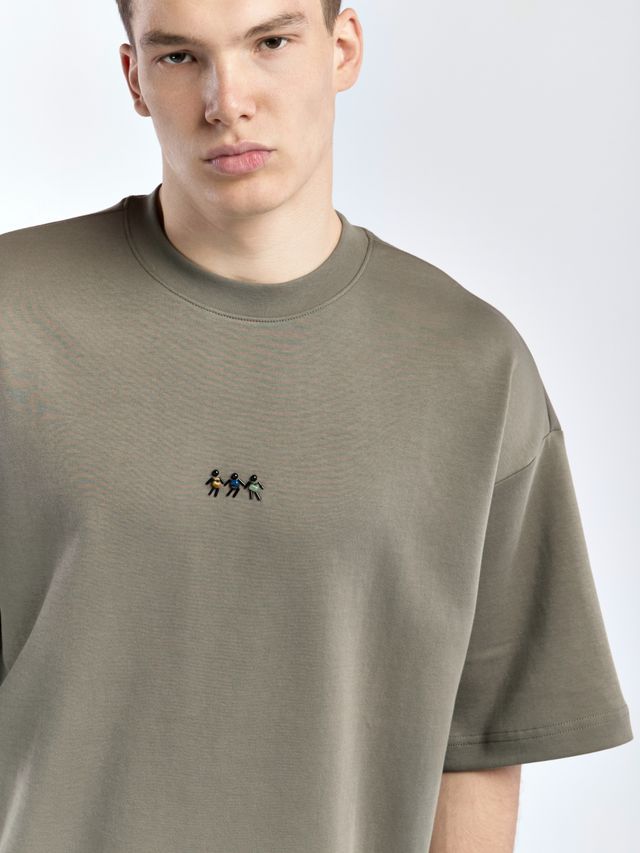 Футболка с вышивкой из камней