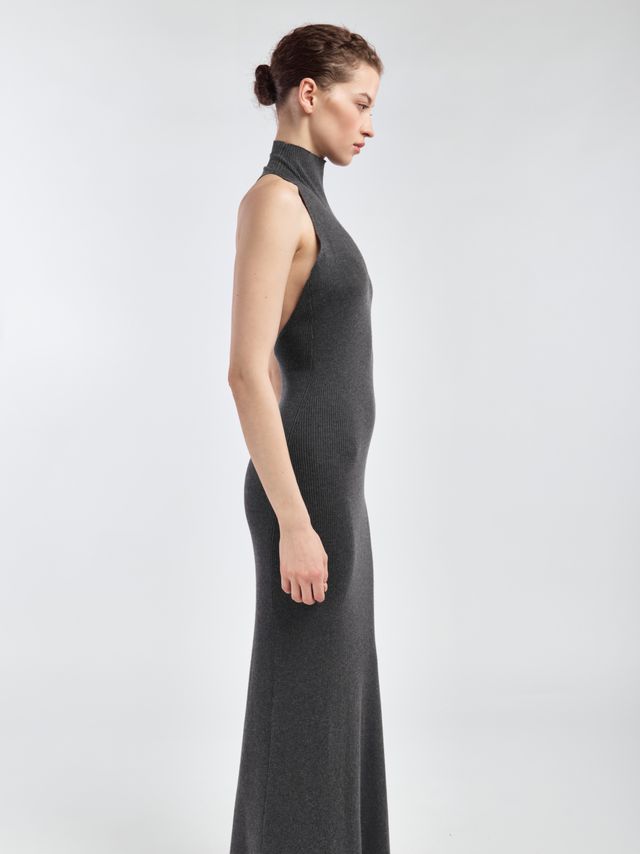 Трикотажное платье с высоким горлом