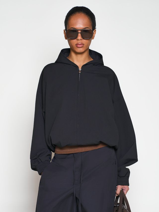 Ветровка с капюшоном