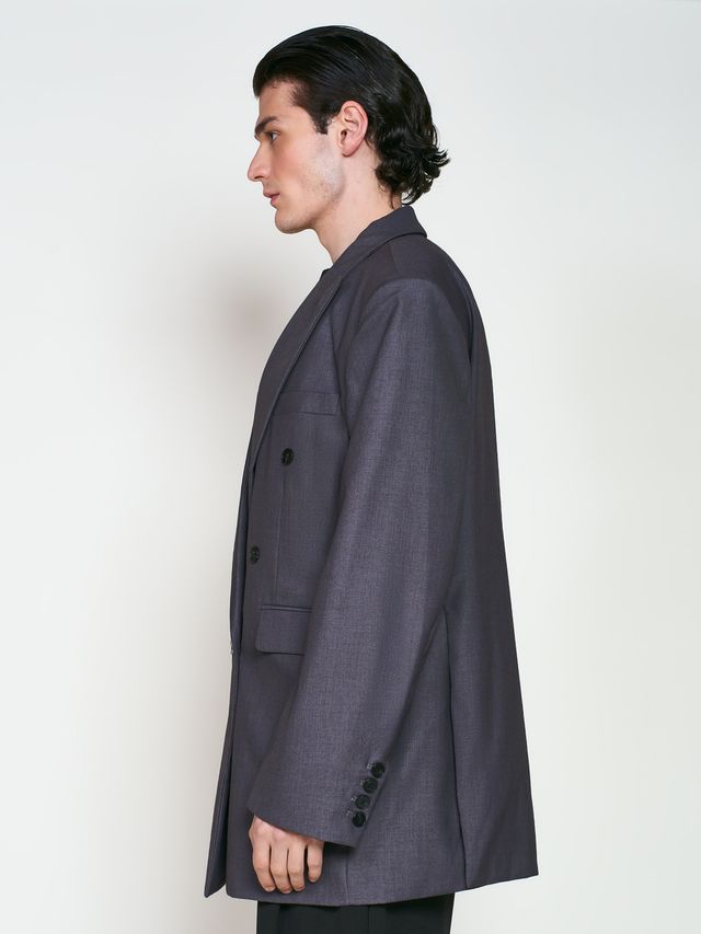 Двубортный пиджак с акцентными плечами и лацканами