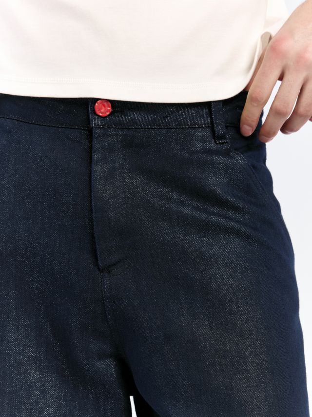 Джинсы с люрексом и контрастной пуговицей