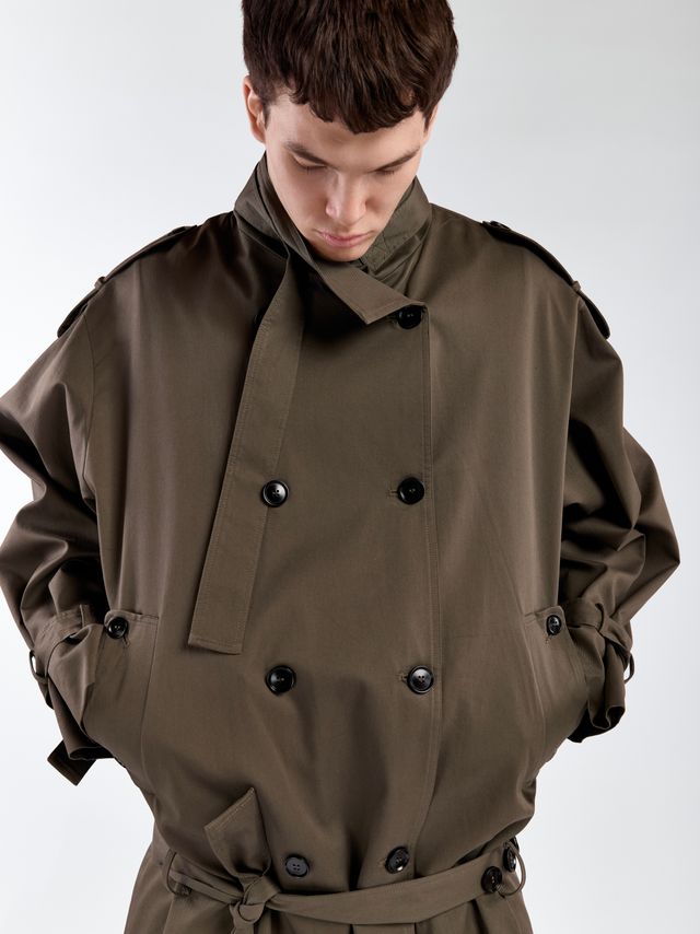 Асимметричный тренч с заниженным поясом