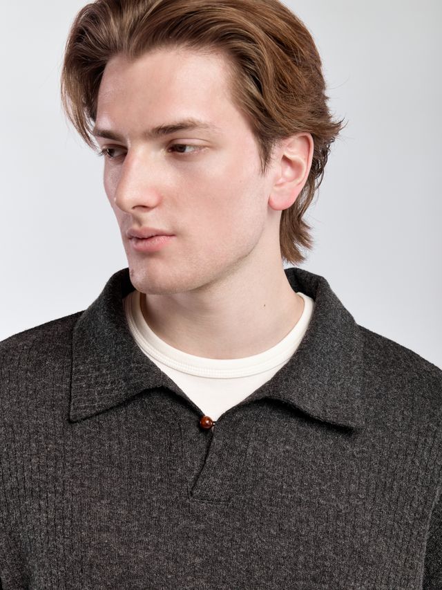 Поло с акцентной пуговицей