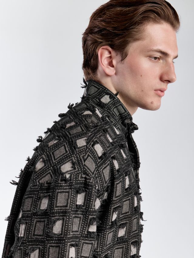 Джинсовый бомбер из фактурной ткани