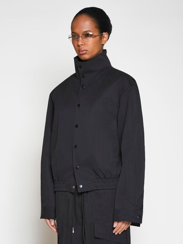 Ветровка из жатой ткани с воротником-стойкой