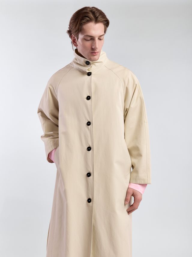 Плащ с высоким воротником и контрастными пуговицами