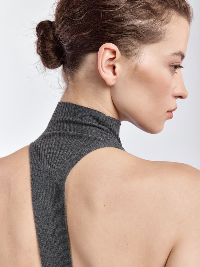 Трикотажное платье с высоким горлом