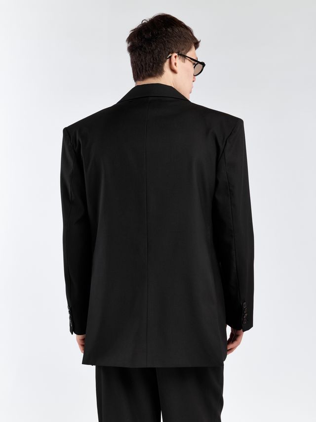 Двубортный пиджак с акцентными плечами и лацканами