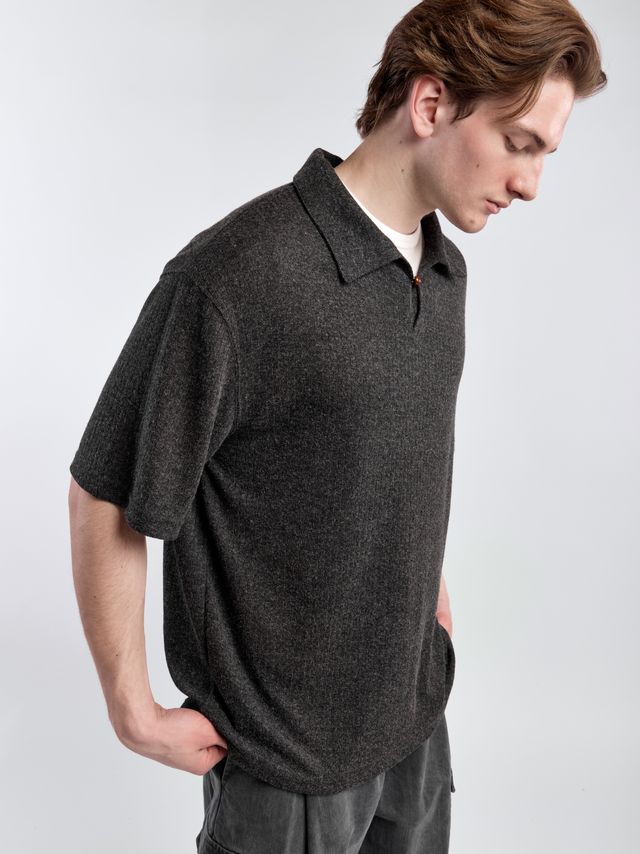 Поло с акцентной пуговицей