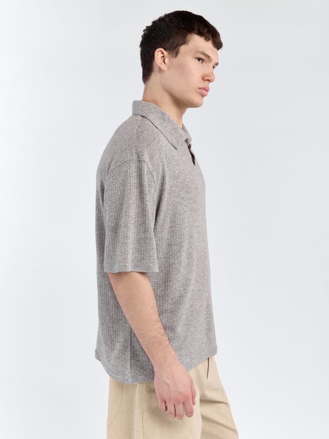 Поло с акцентной пуговицей