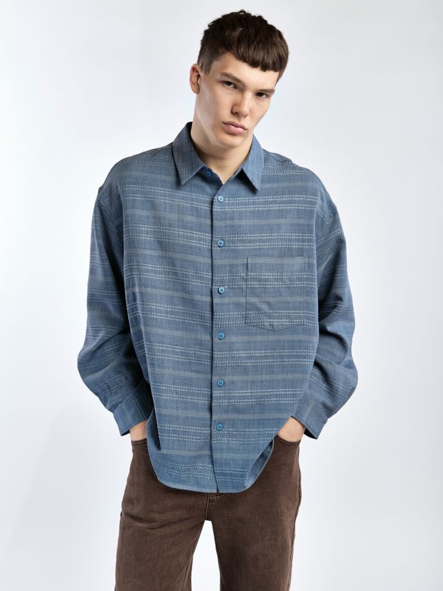 Рубашка из фактурной ткани под джинсу