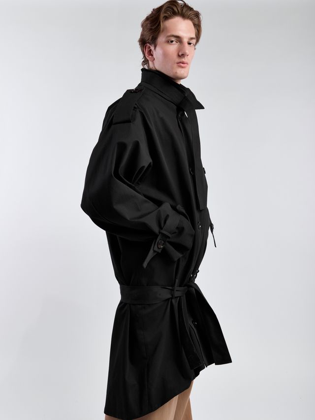 Асимметричный тренч с заниженным поясом