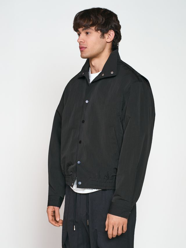 Ветровка из жатой ткани с воротником-стойкой